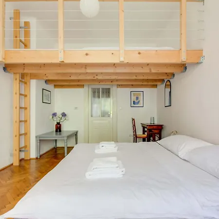 Family 2bdr In Historical Vinohrady Апартаменты Прага
