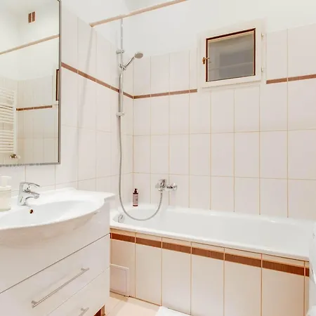 Апартаменты Family 2bdr In Historical Vinohrady